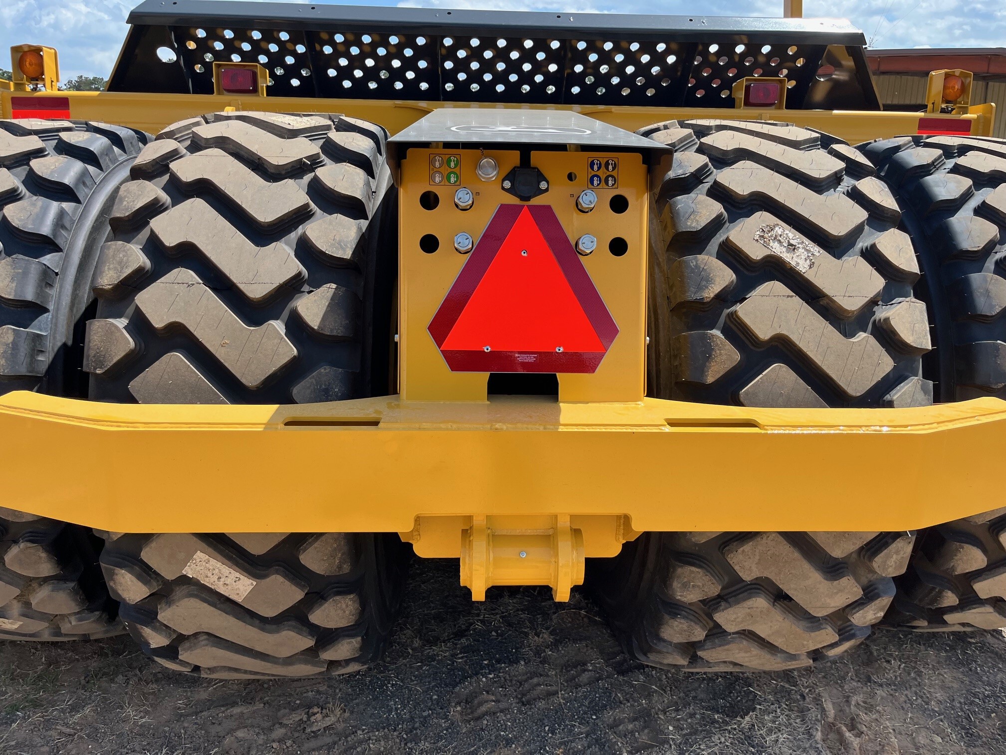 2025 John Deere 2412D E Image 4