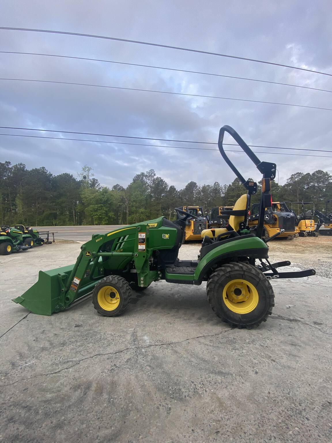 2021 John Deere 1025R Image 6