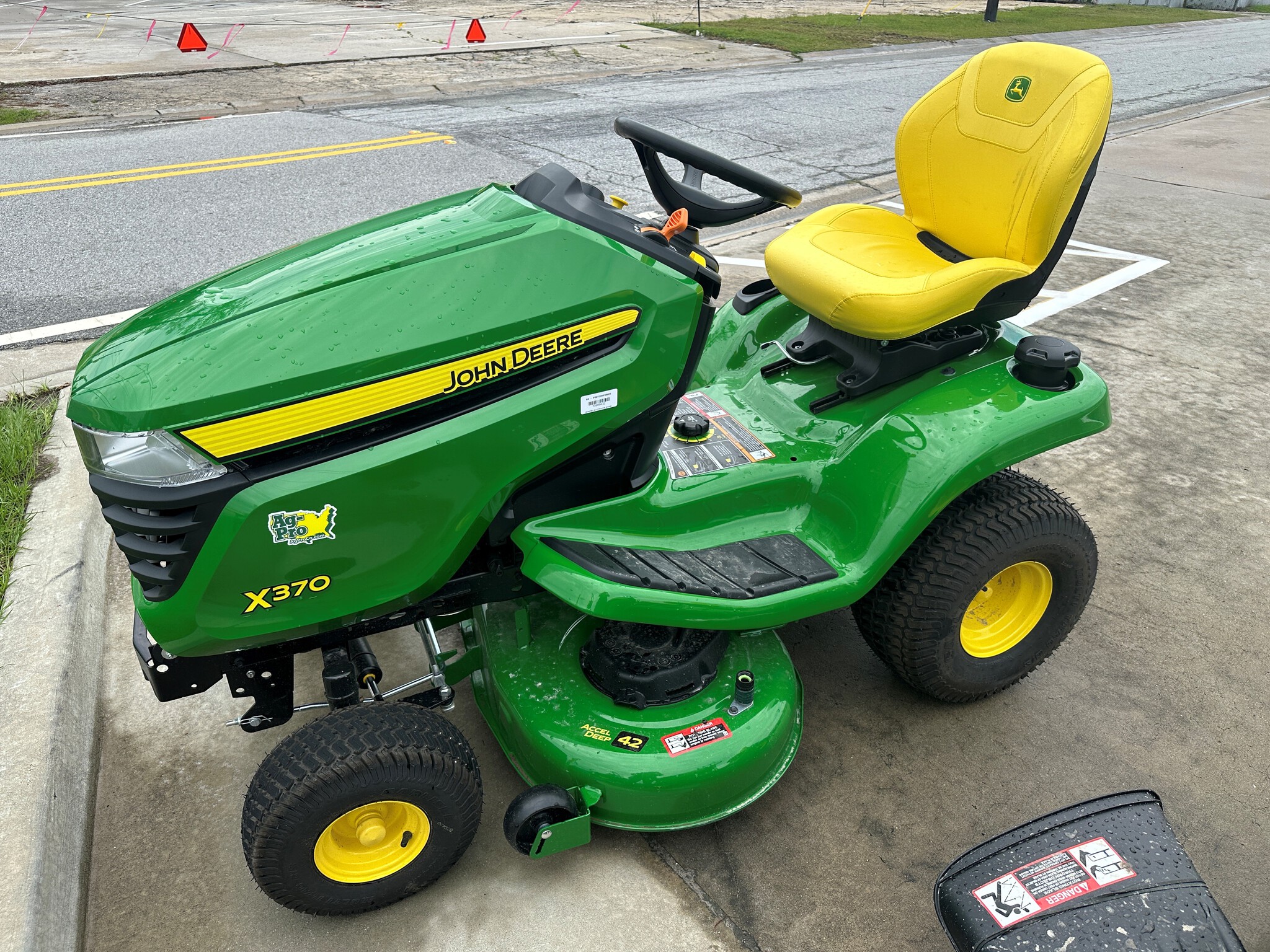 2025 John Deere X370 Image 2
