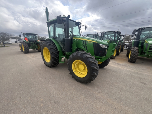 2023 John Deere 5105M Photo 3