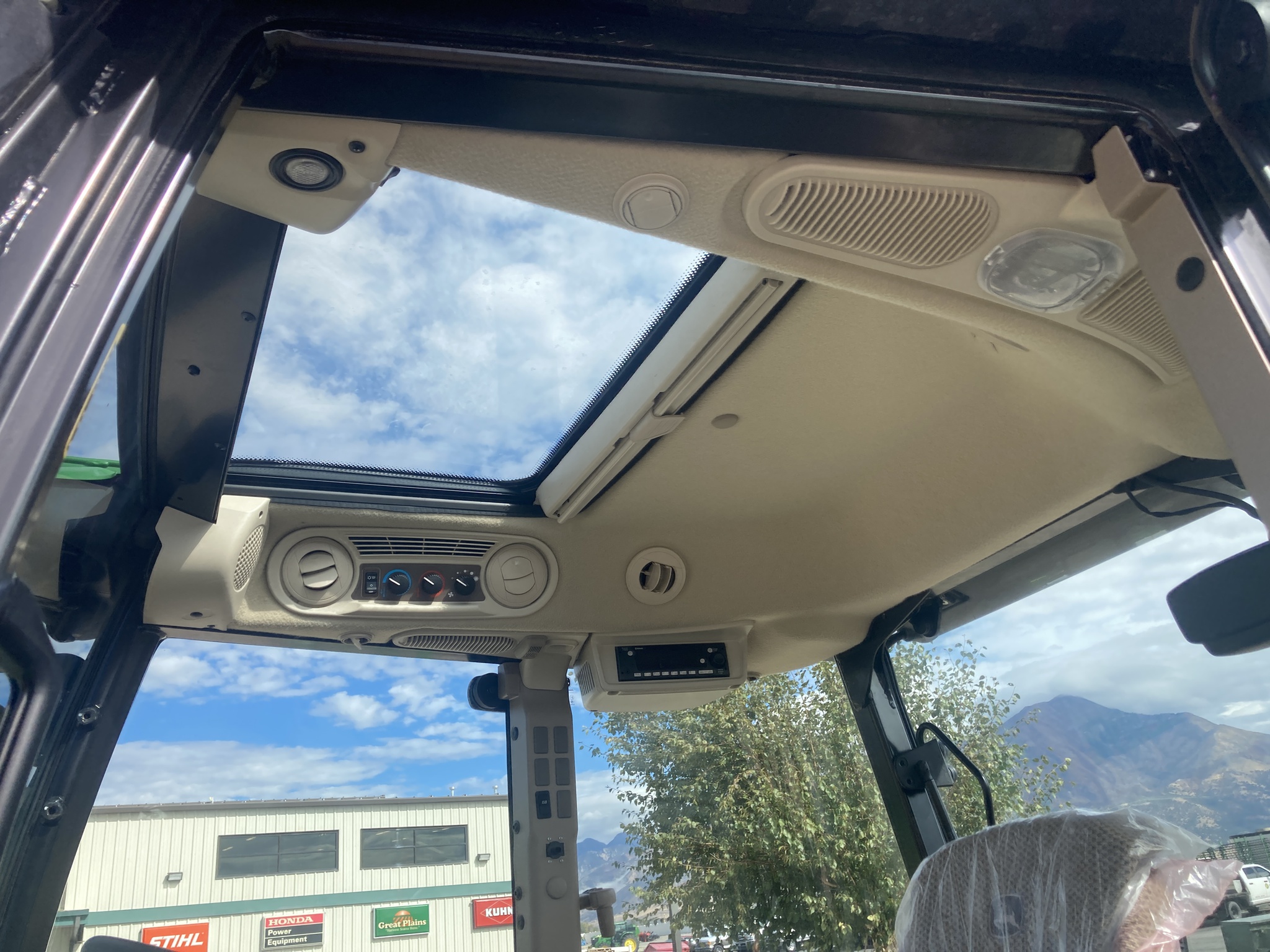 2024 John Deere 5105M Image 25