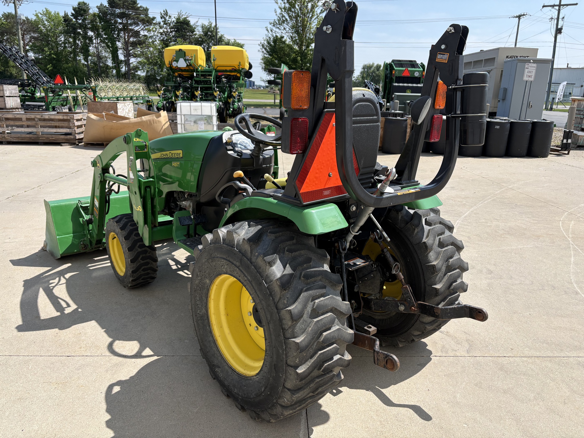 2015 John Deere 2032R Image 5
