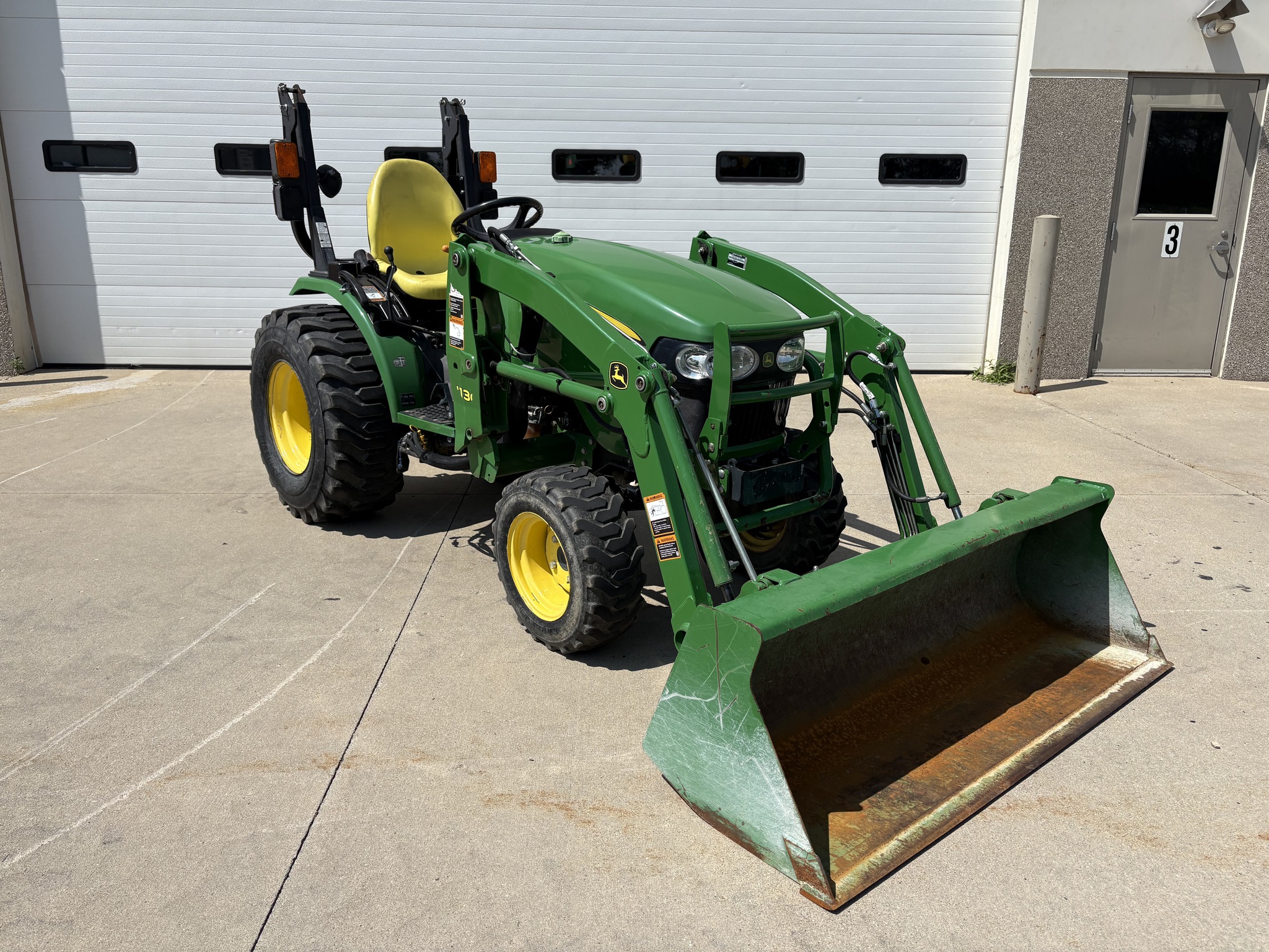 2015 John Deere 2032R Image 1
