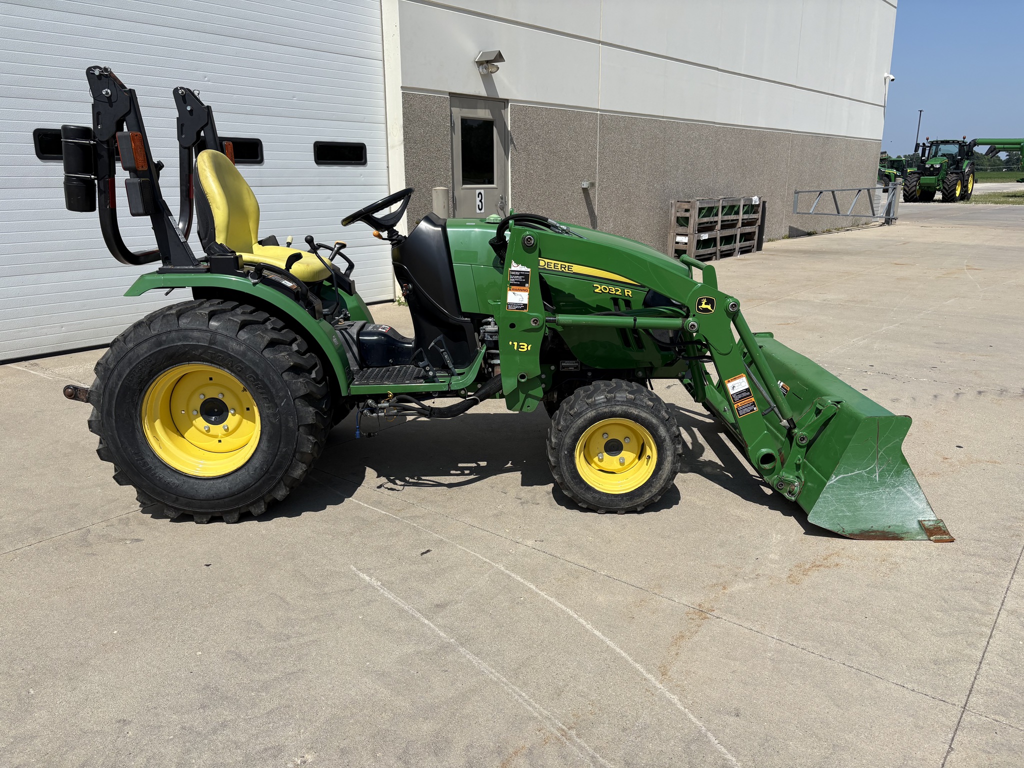 2015 John Deere 2032R Image 2