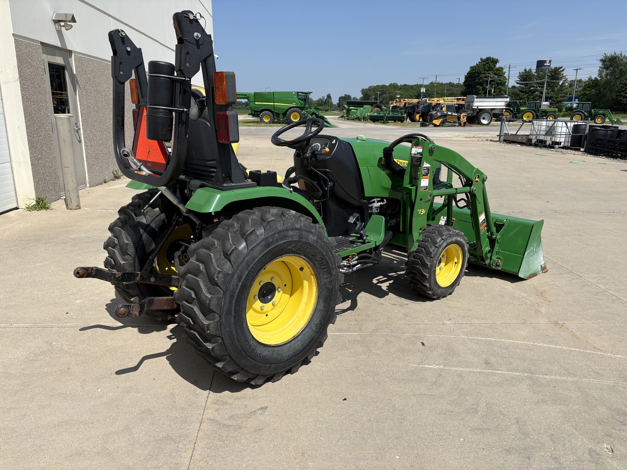 2015 John Deere 2032R Image 3