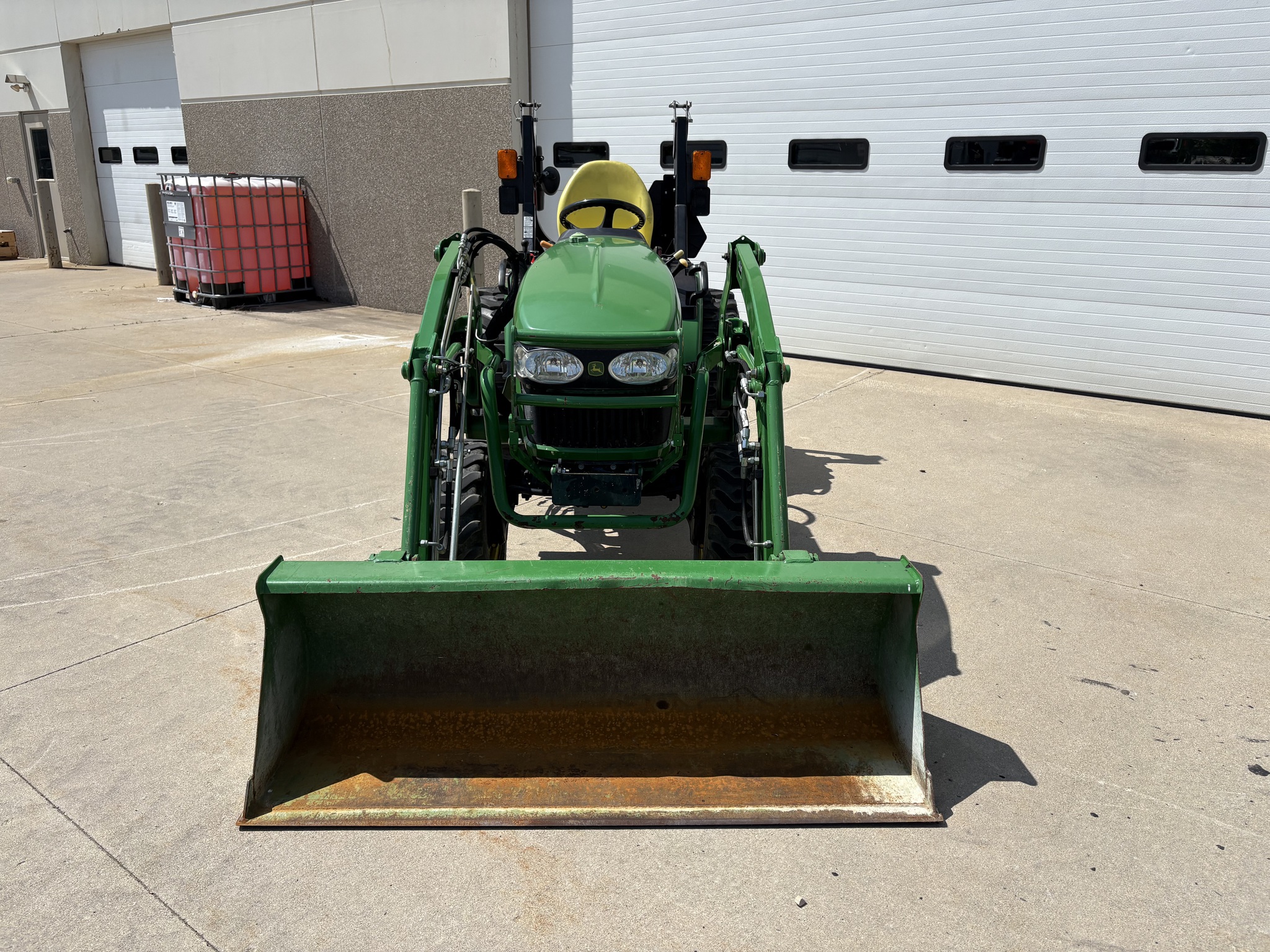 2015 John Deere 2032R Image 8