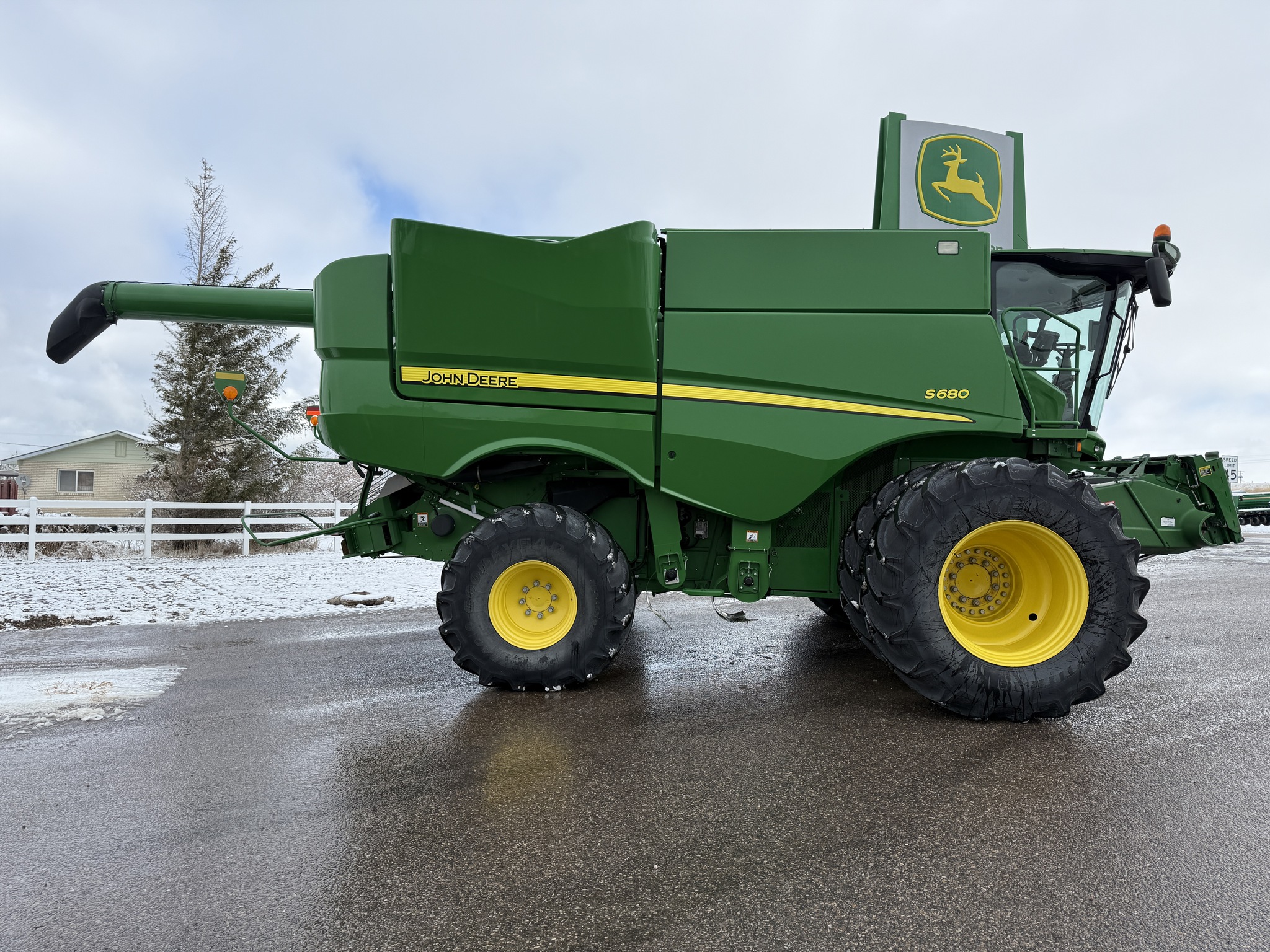 2017 John Deere S680 Image 6