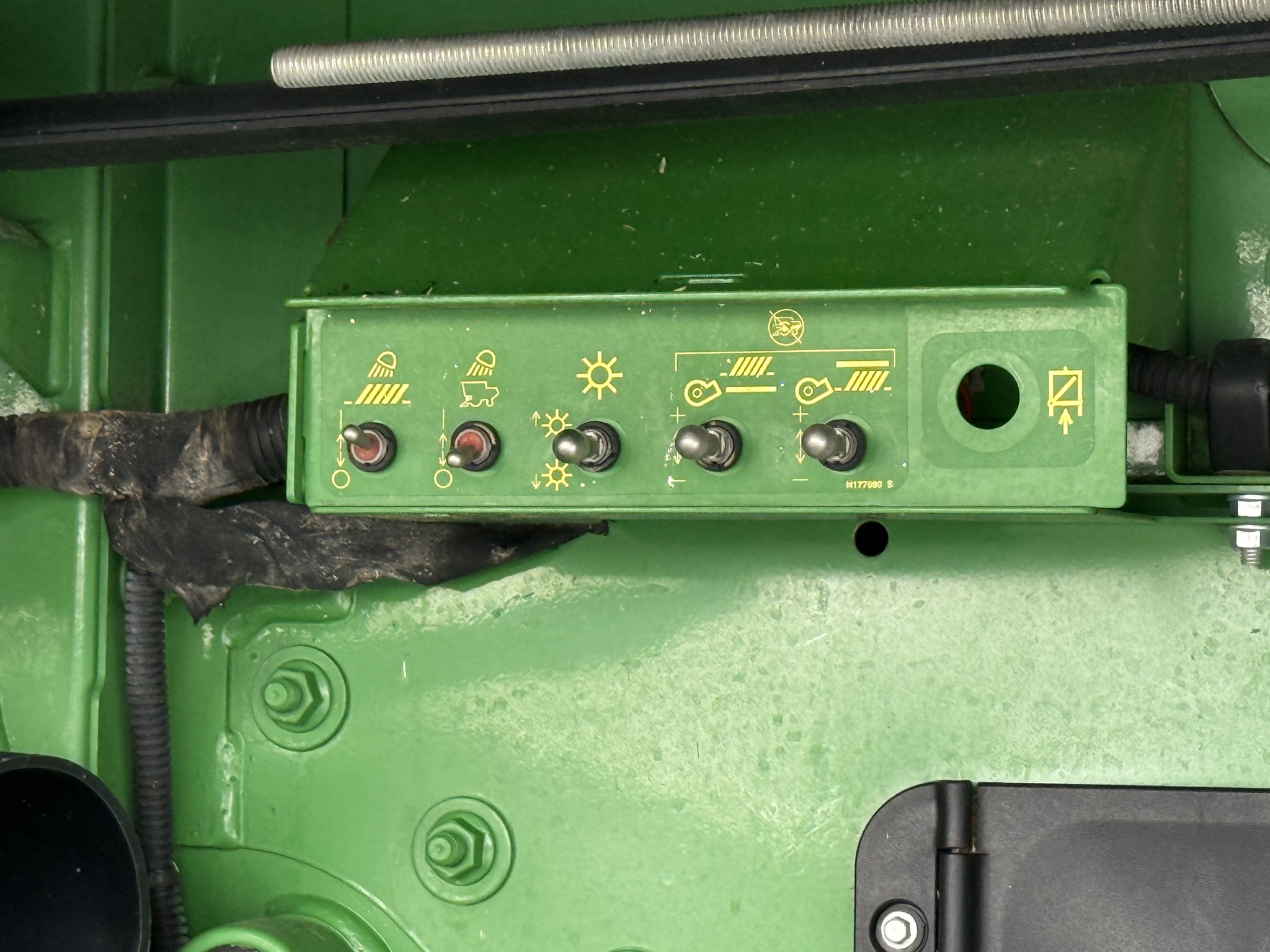 2017 John Deere S680 Image 30