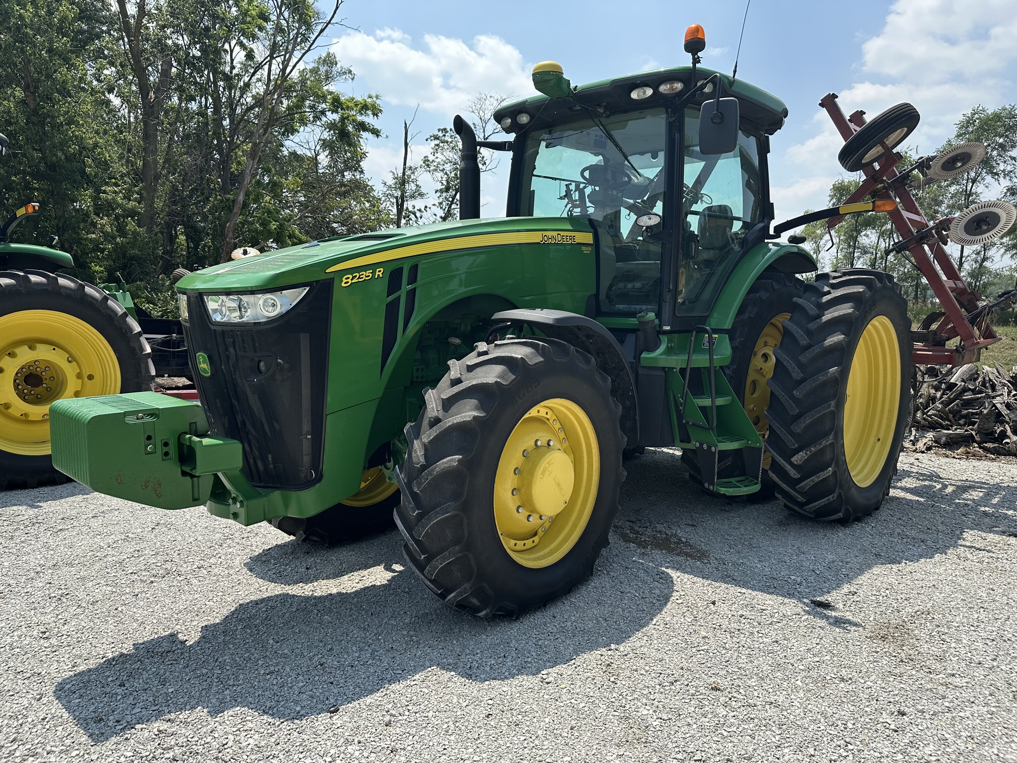2012 John Deere 8235R Image 4