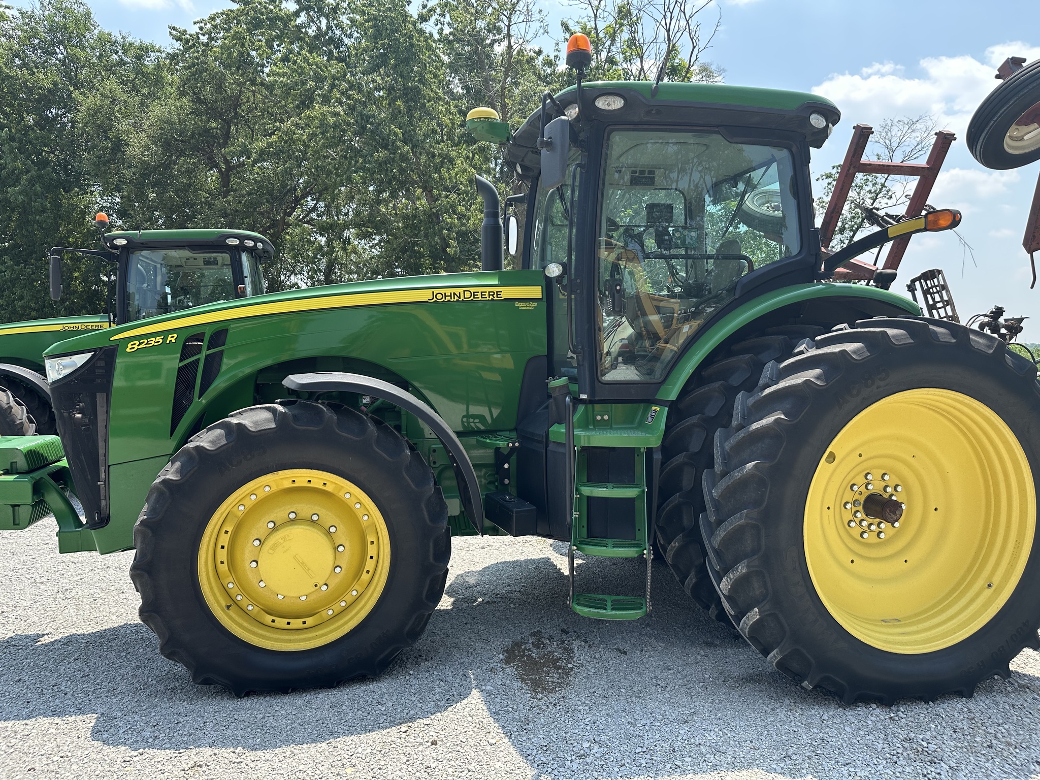 2012 John Deere 8235R Image 5