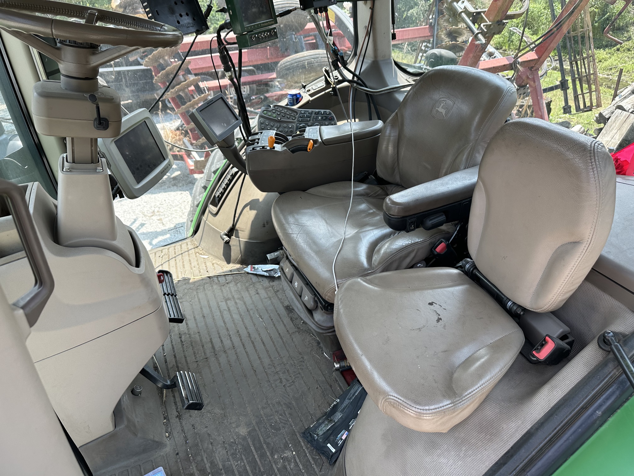 2012 John Deere 8235R Image 6