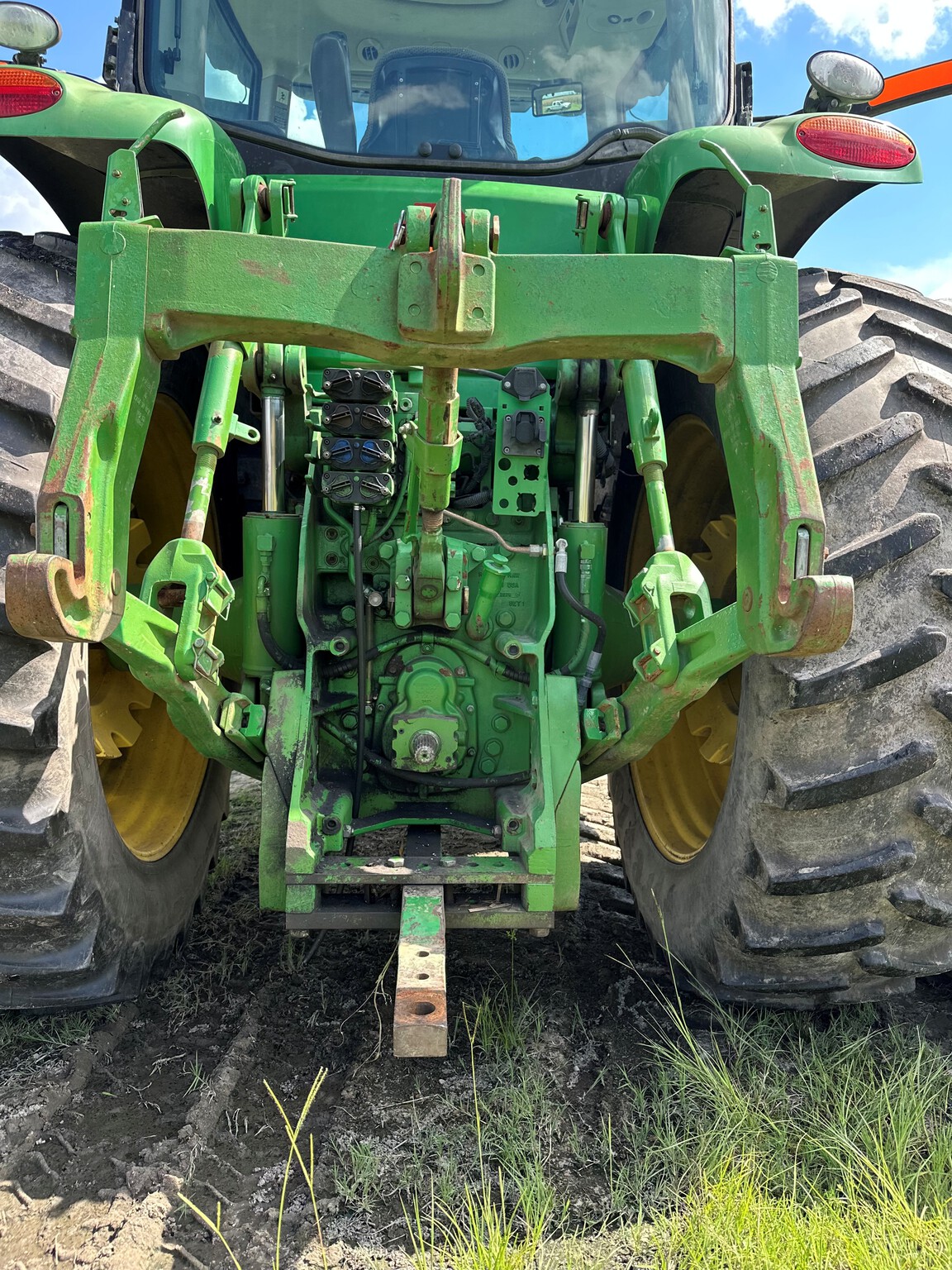 2012 John Deere 8235R Image 5