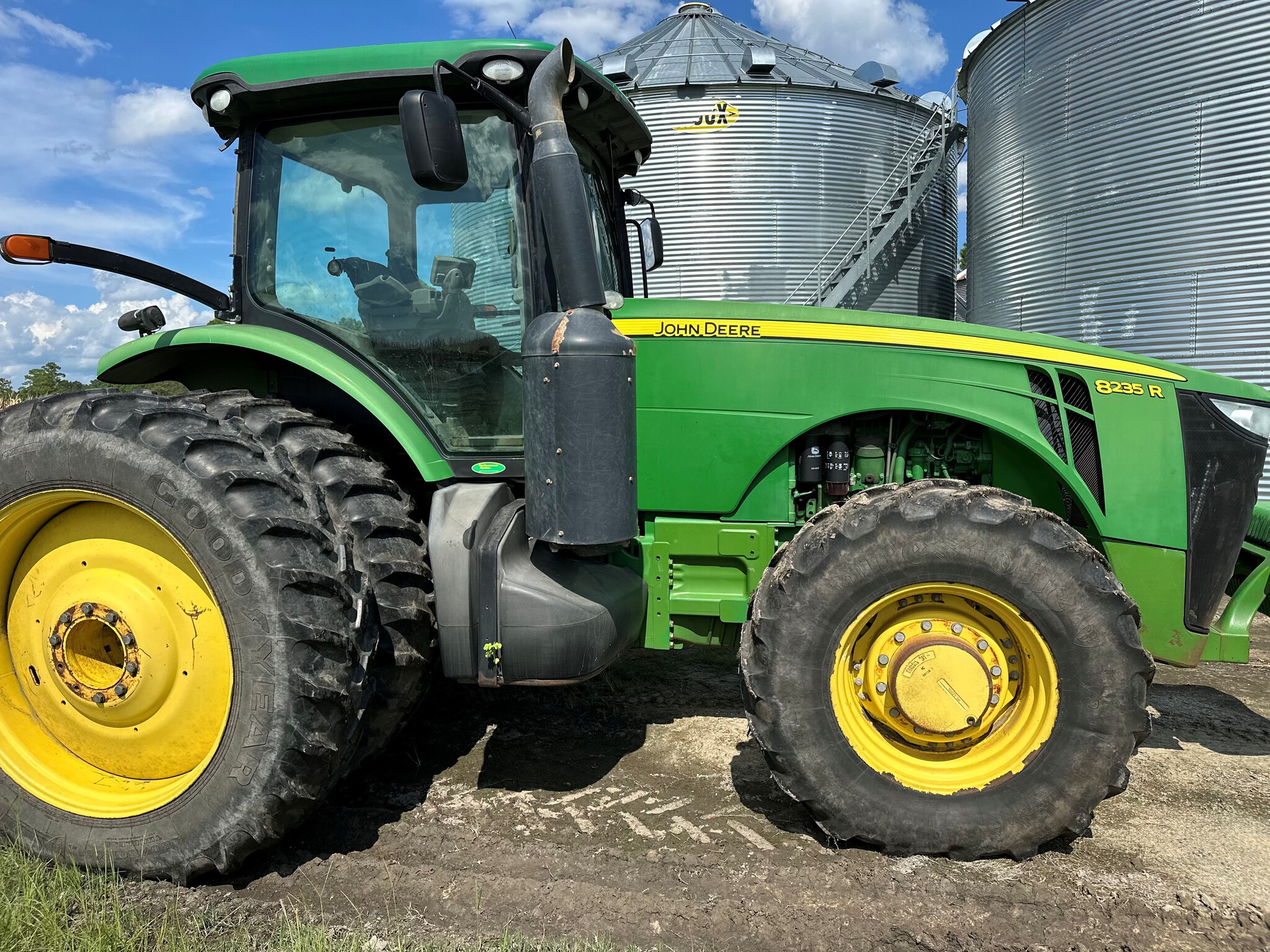 2012 John Deere 8235R Image 4