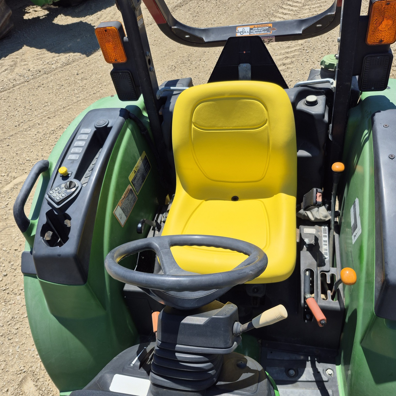 2015 John Deere 4052M Image 13