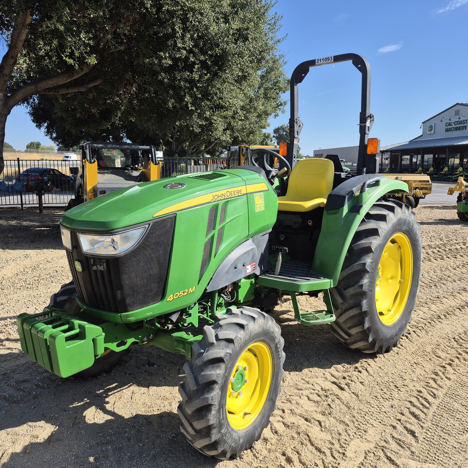 2015 John Deere 4052M Image 1