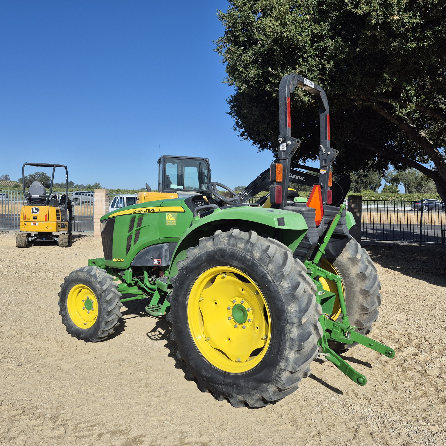 2015 John Deere 4052M Image 3