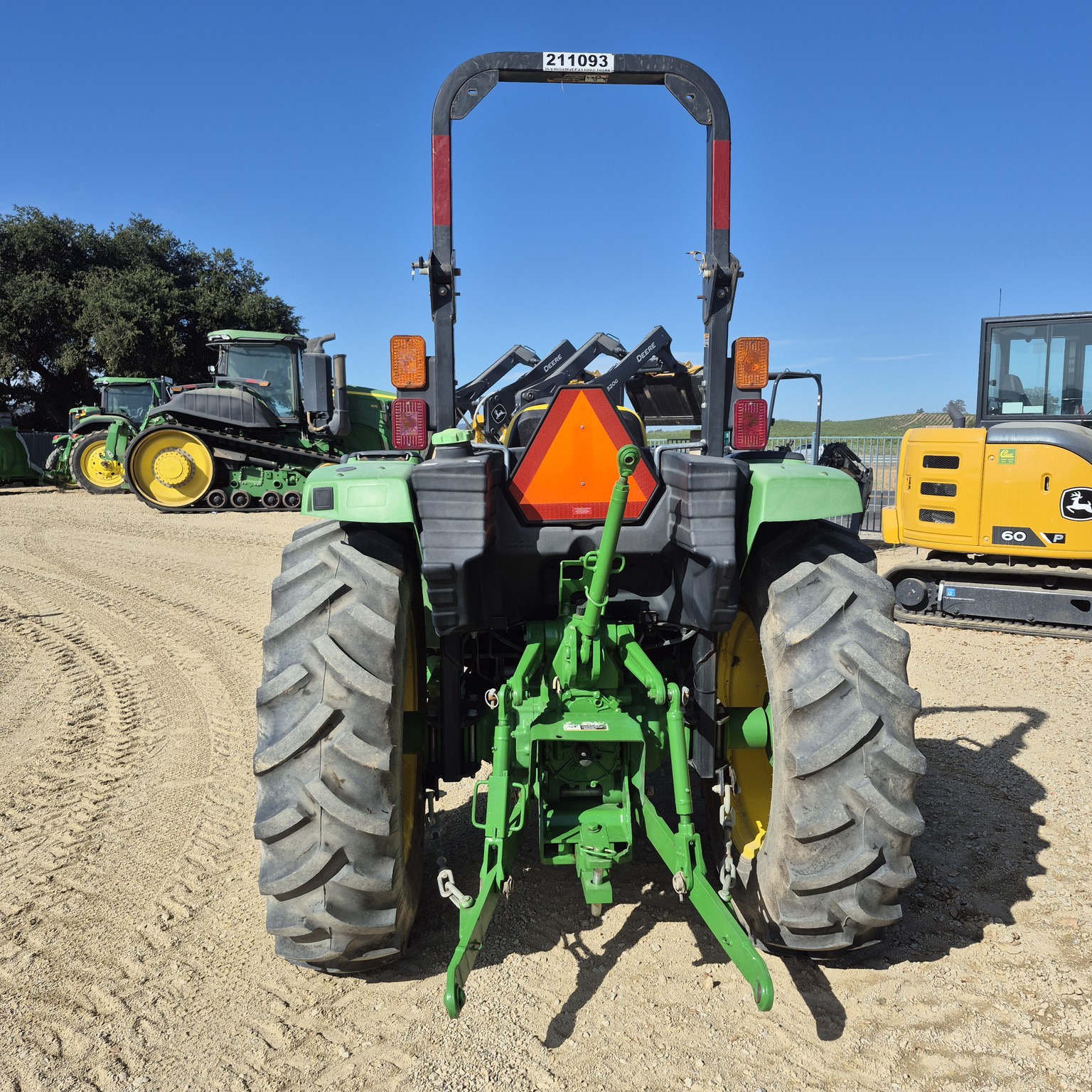 2015 John Deere 4052M Image 4