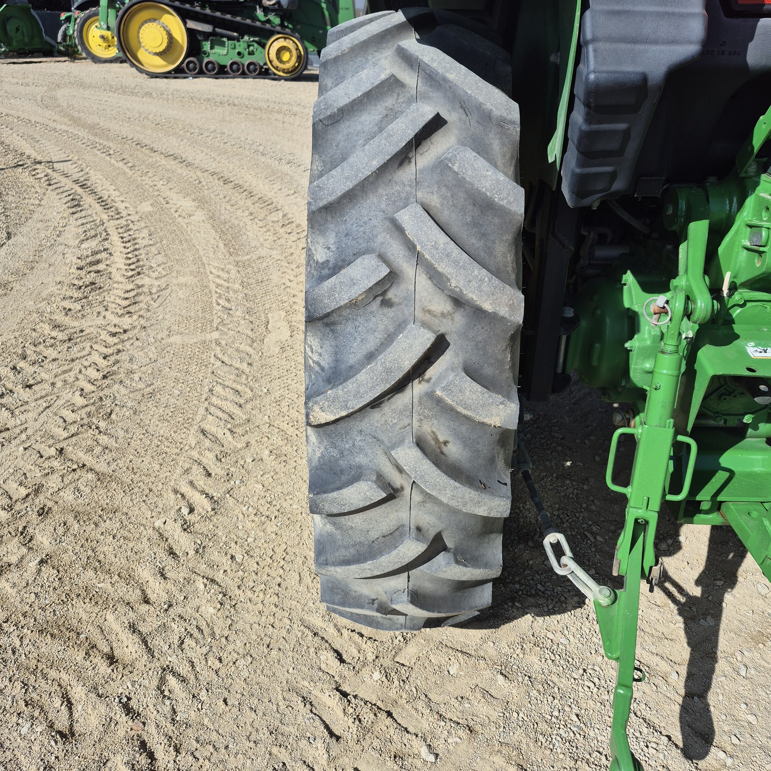 2015 John Deere 4052M Image 9