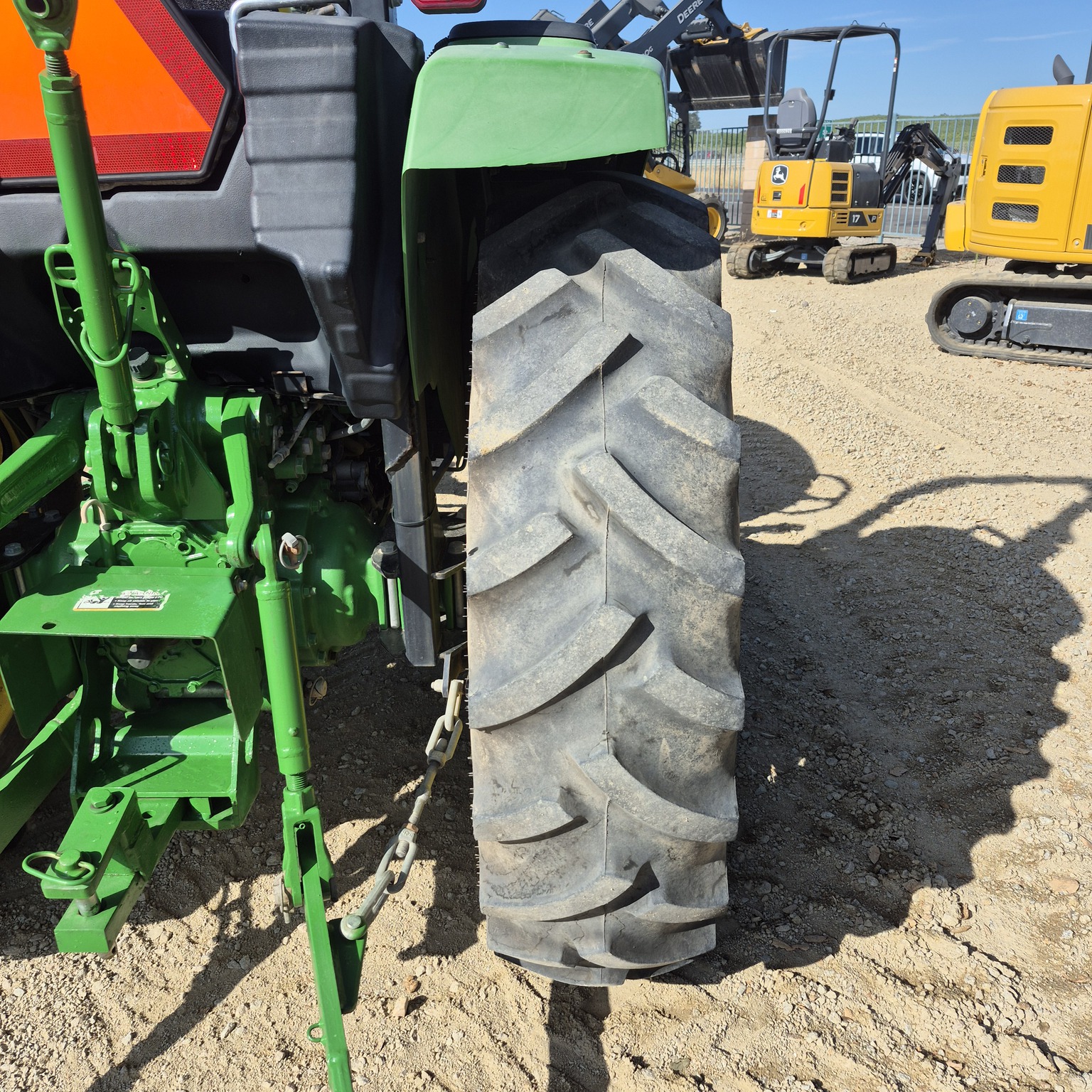 2015 John Deere 4052M Image 10