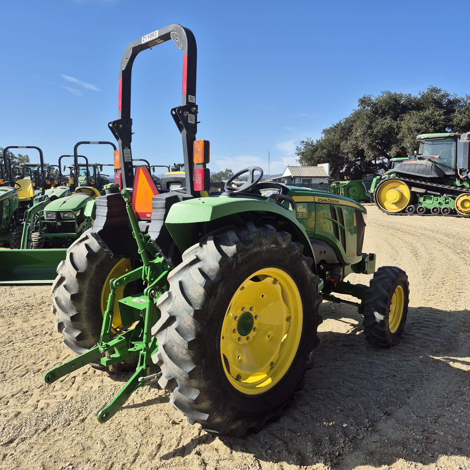 2015 John Deere 4052M Image 5