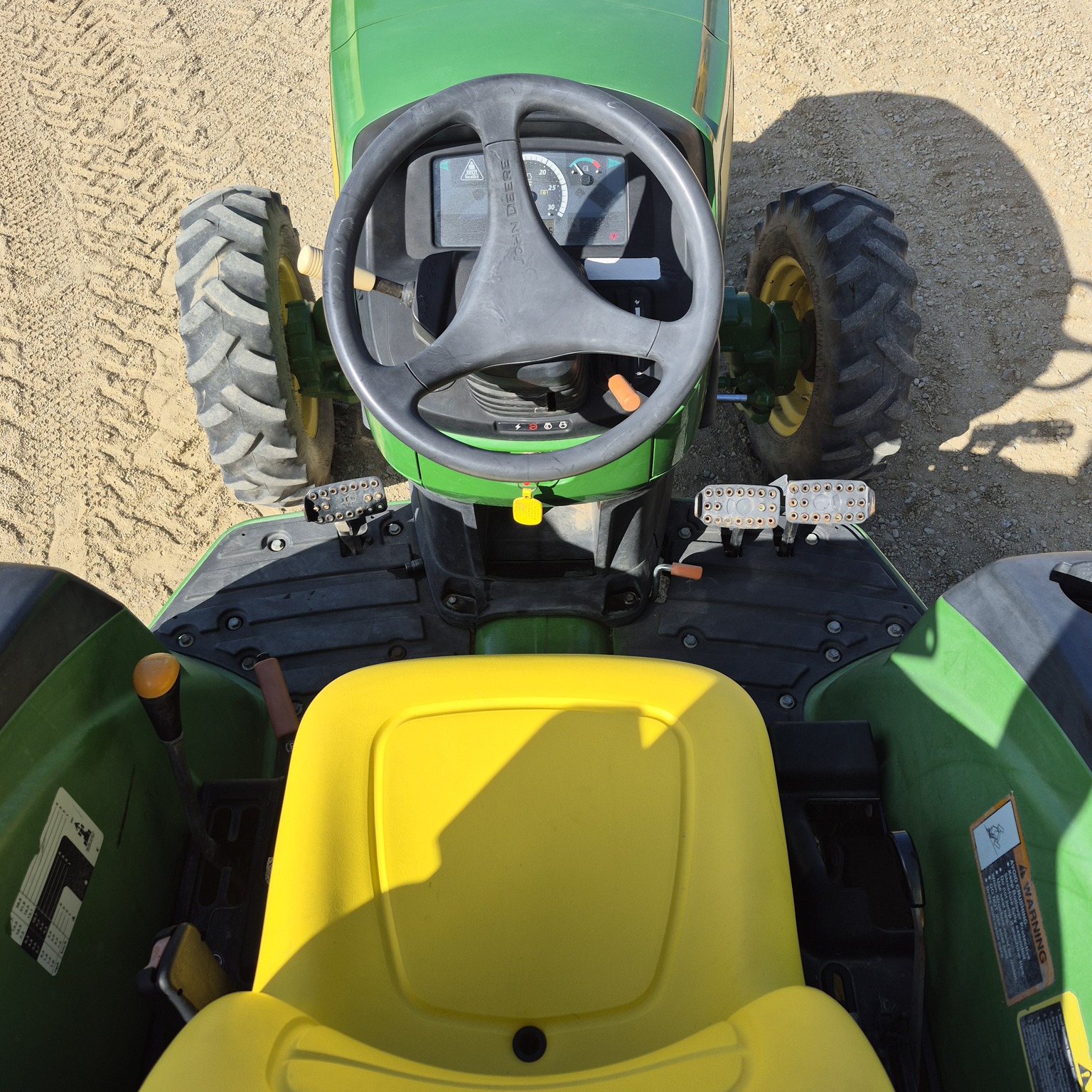 2015 John Deere 4052M Image 12