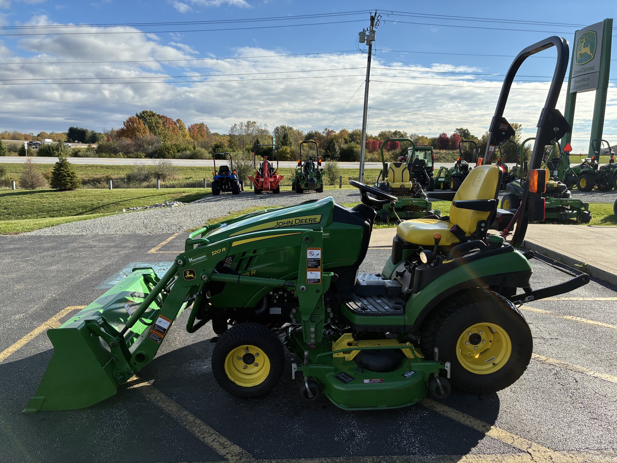 2017 John Deere 1025R Image 6