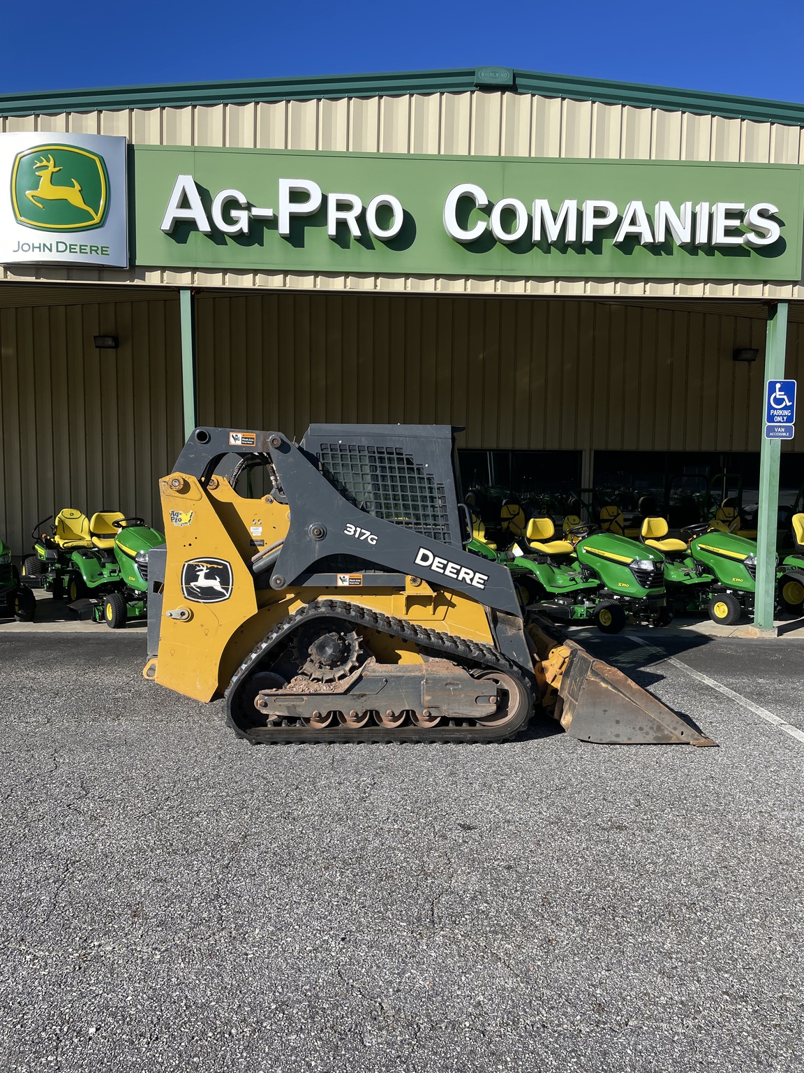 2022 John Deere 317G Image 1