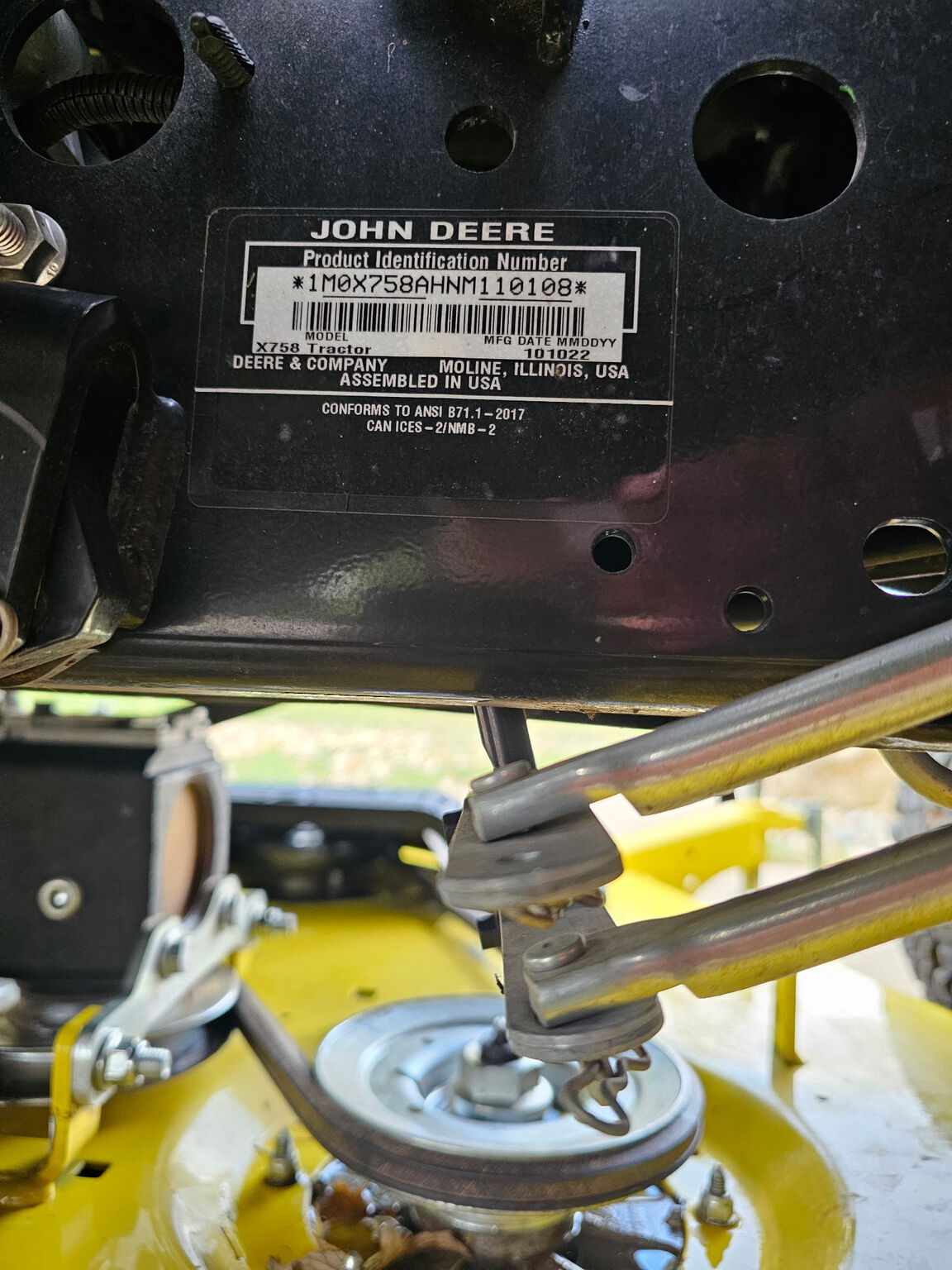 2022 John Deere X758 Image 13