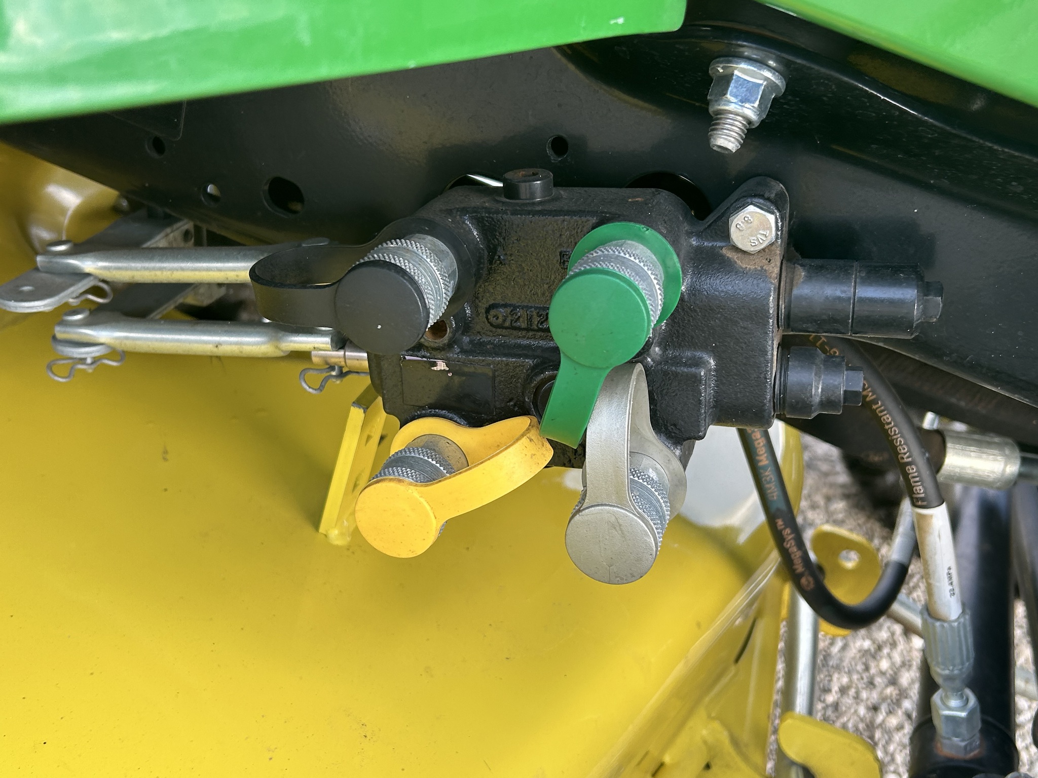 2022 John Deere X758 Image 9