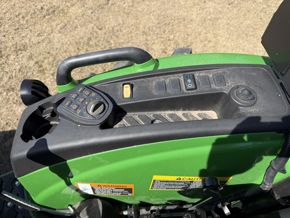 2025 John Deere 4066M - Photo31