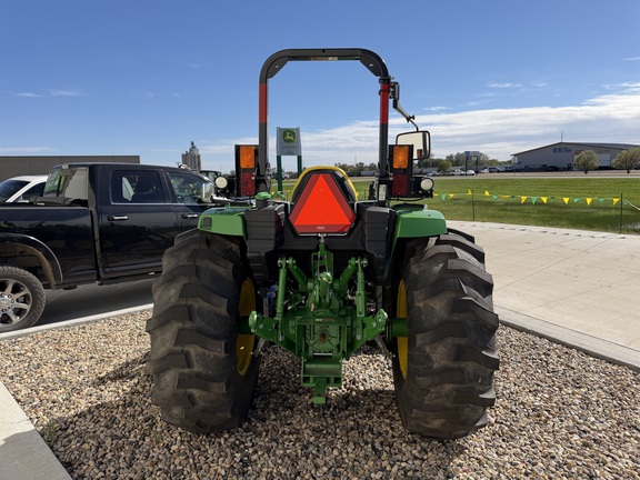2025 John Deere 4066M - Photo4