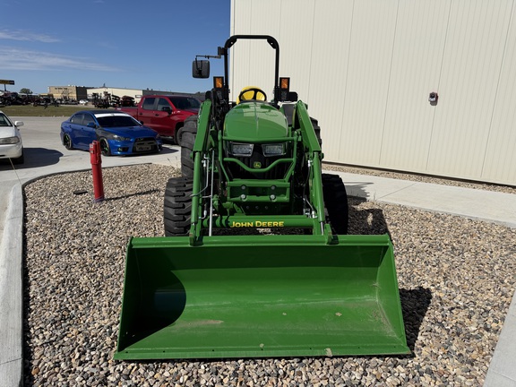 2025 John Deere 4066M - Photo7