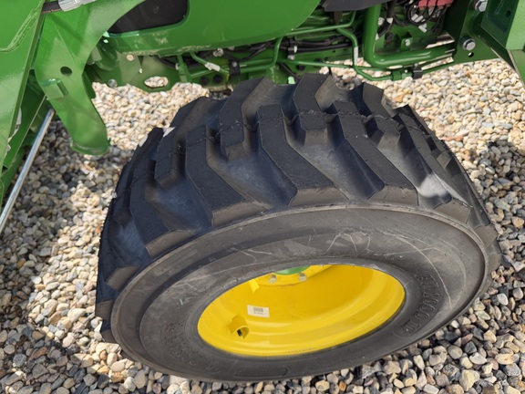 2025 John Deere 4066M - Photo9