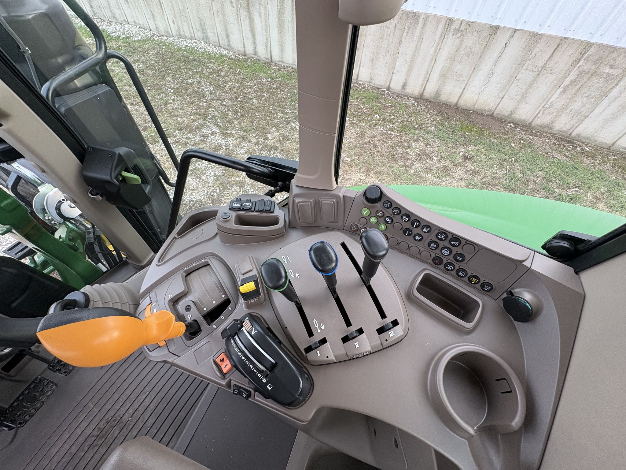  2025 John Deere 6M 125 at Heritage Tractor in Carthage, IL
