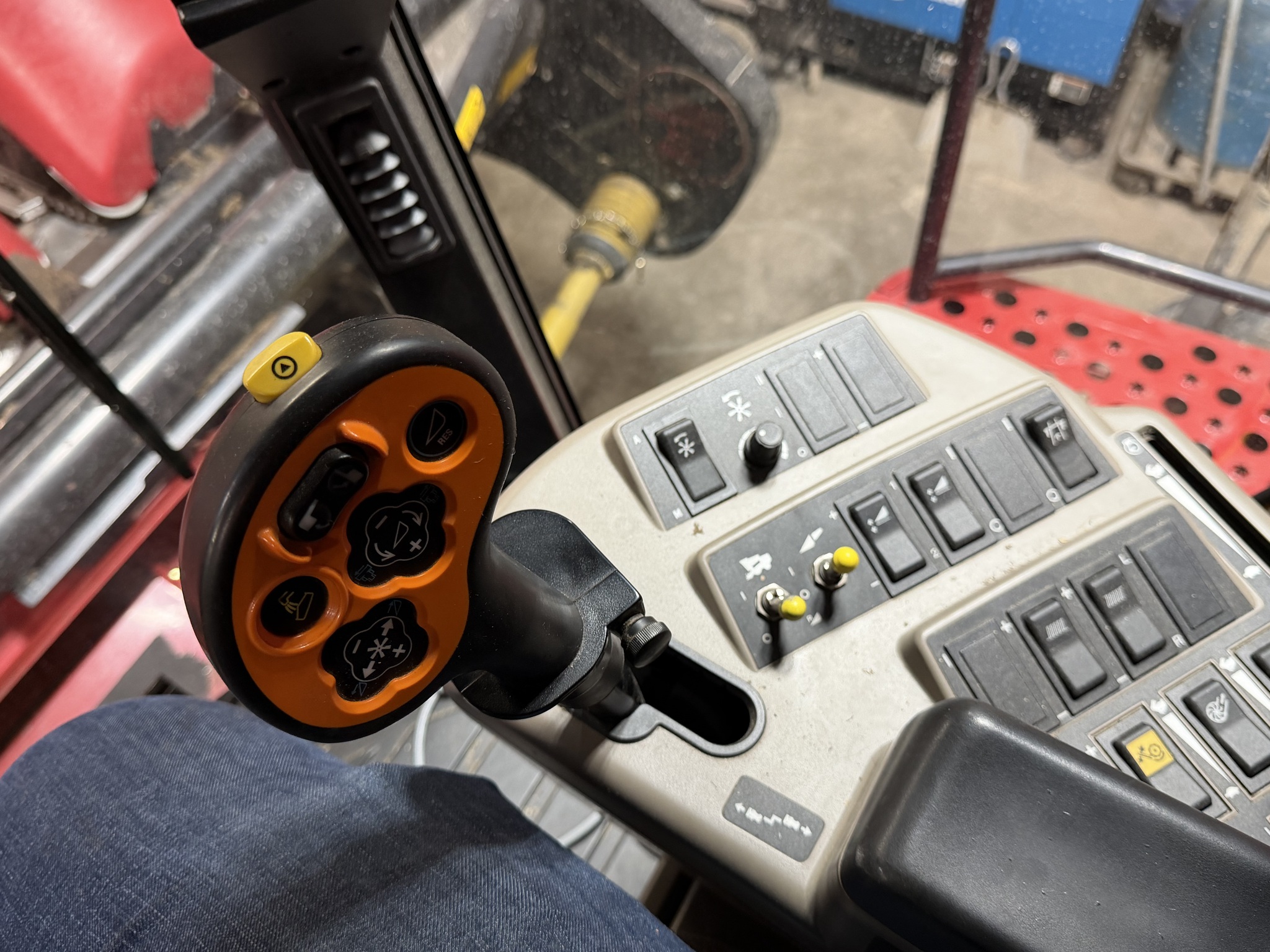 2011 Case IH 5088 Image 42