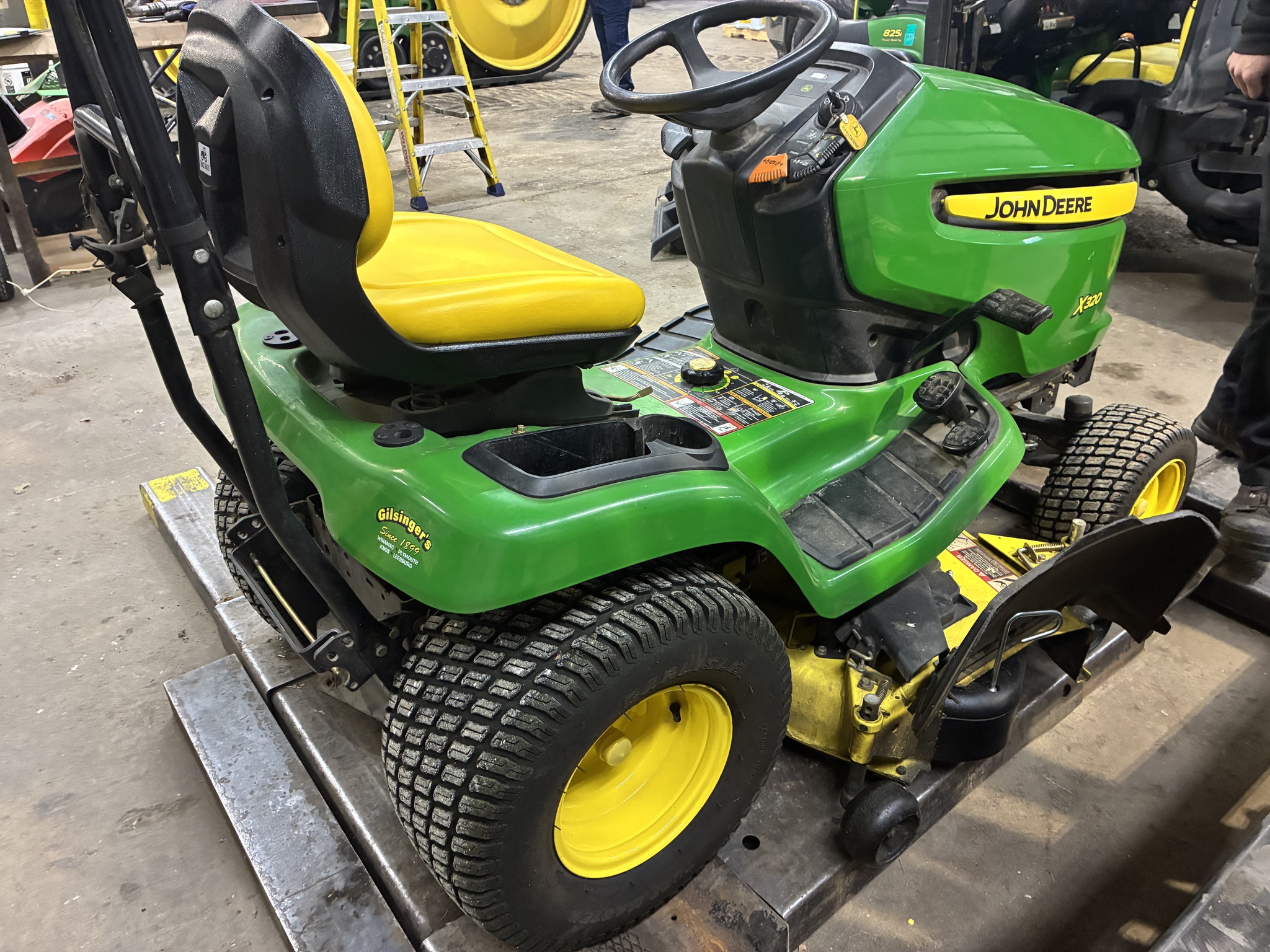 2006 John Deere X320 Image 7