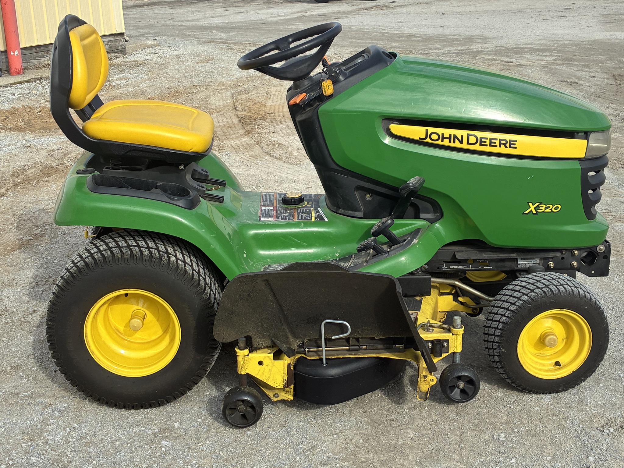 2006 John Deere X320 Image 2