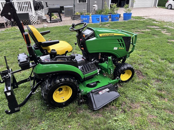 Photo of 2017 John Deere 1025R
