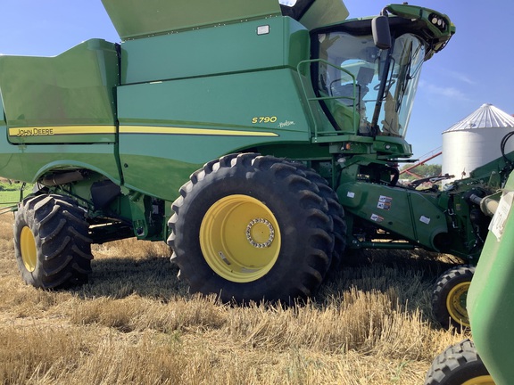 Photo of 2021 John Deere S790