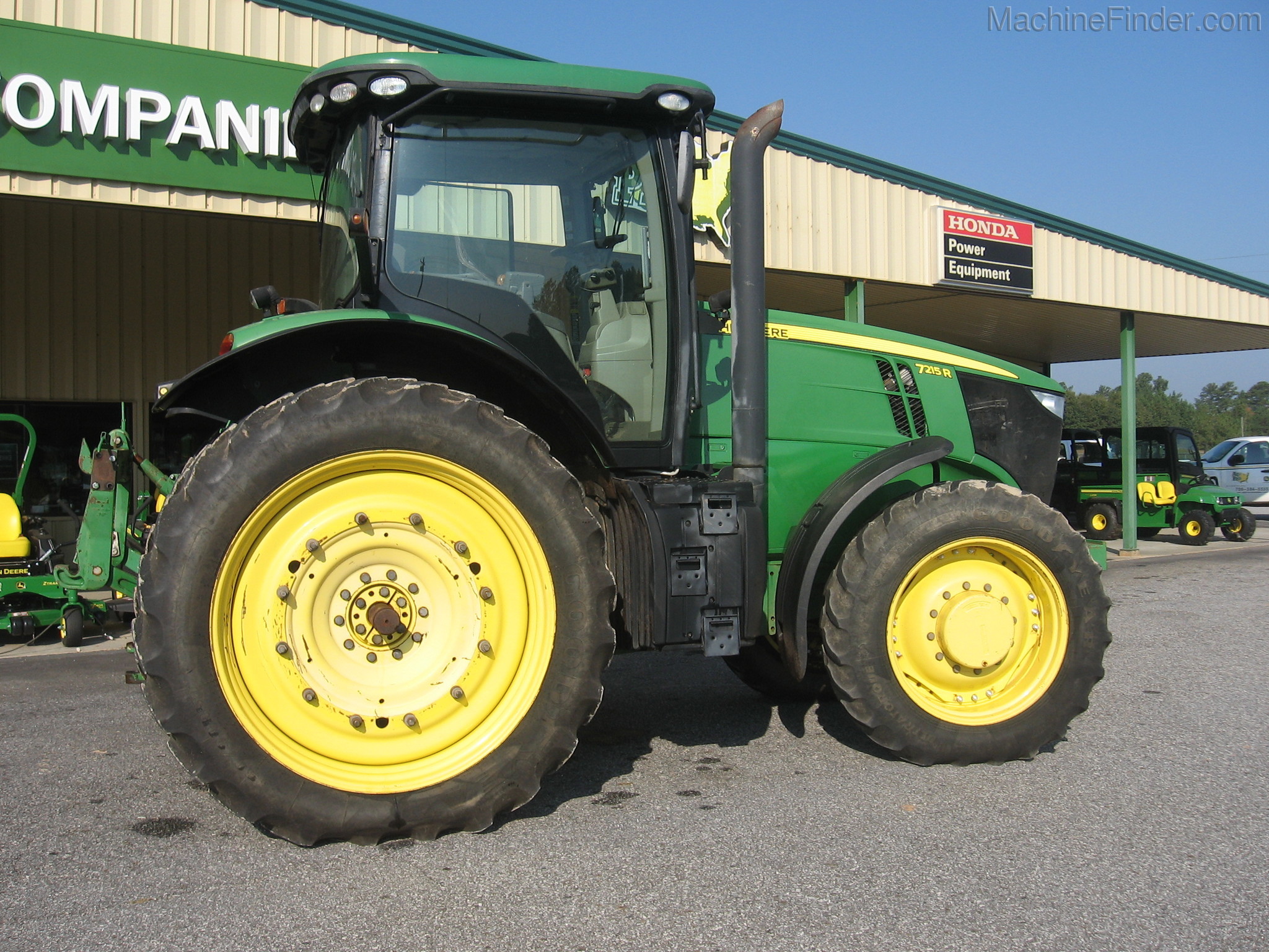 2011 John Deere 7215R Image 2