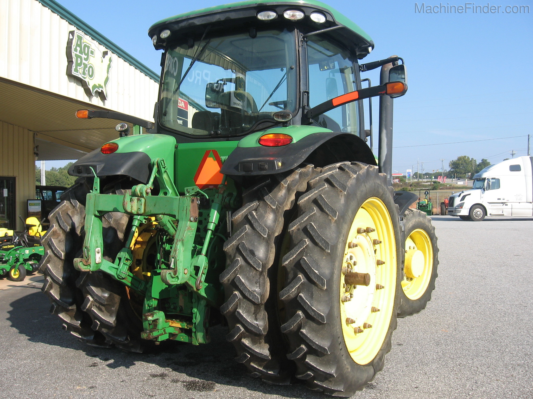 2011 John Deere 7215R Image 4