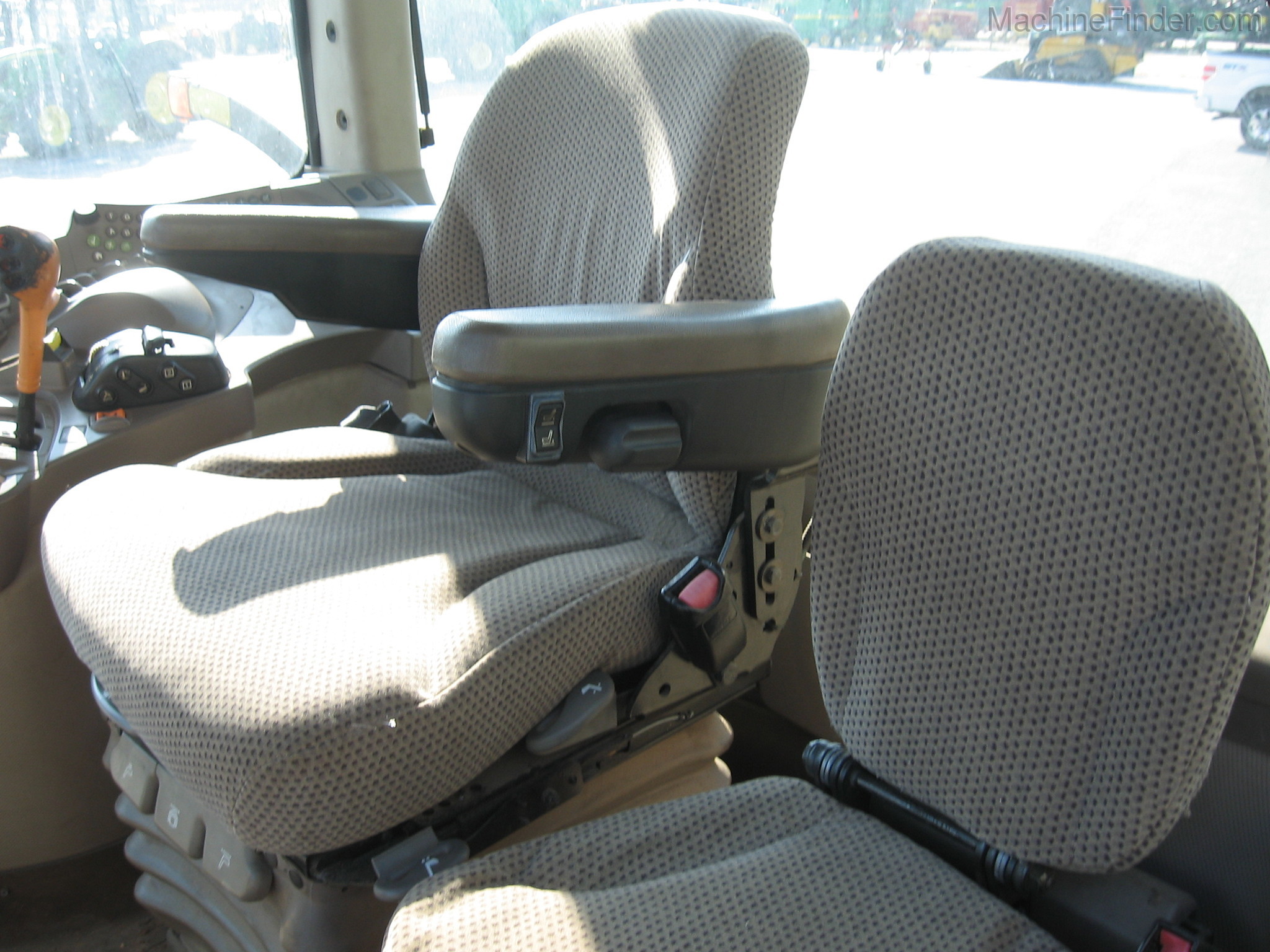 2011 John Deere 7215R Image 8