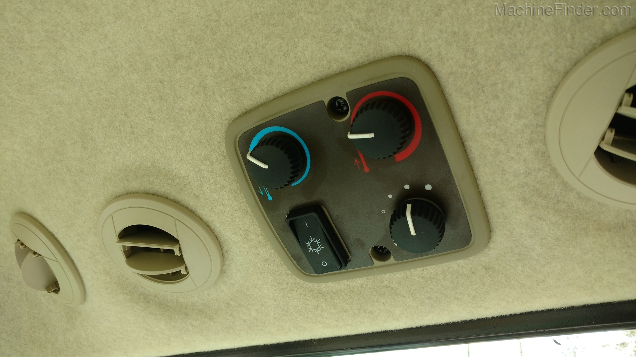 2020 John Deere 4066R Image 8