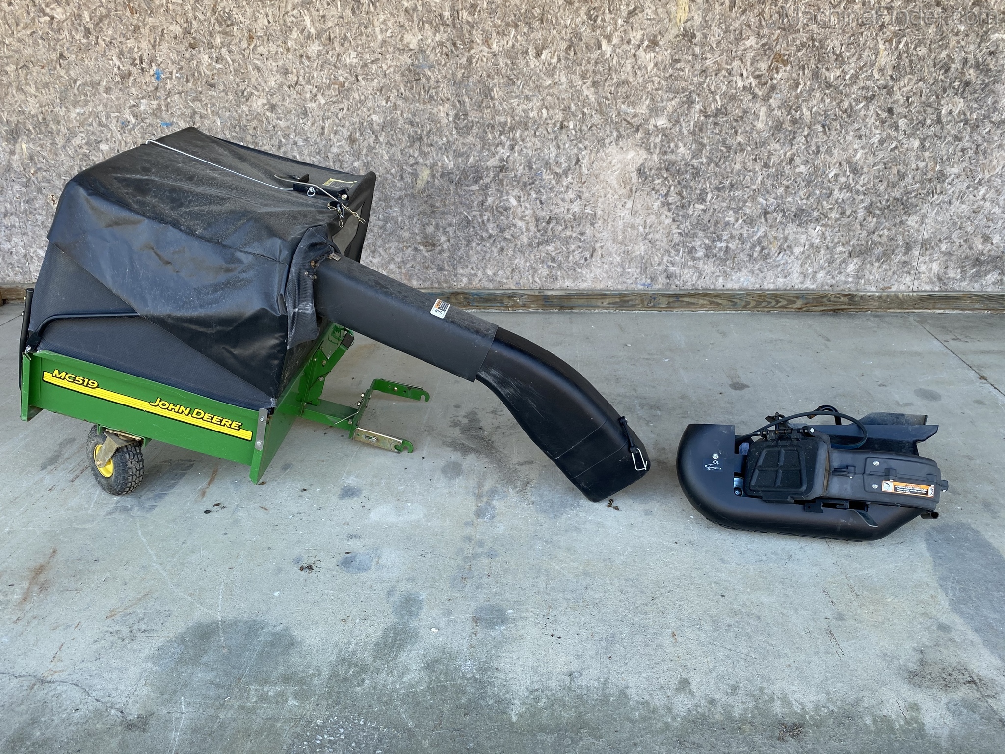 John Deere 519 bagger cart Image 1