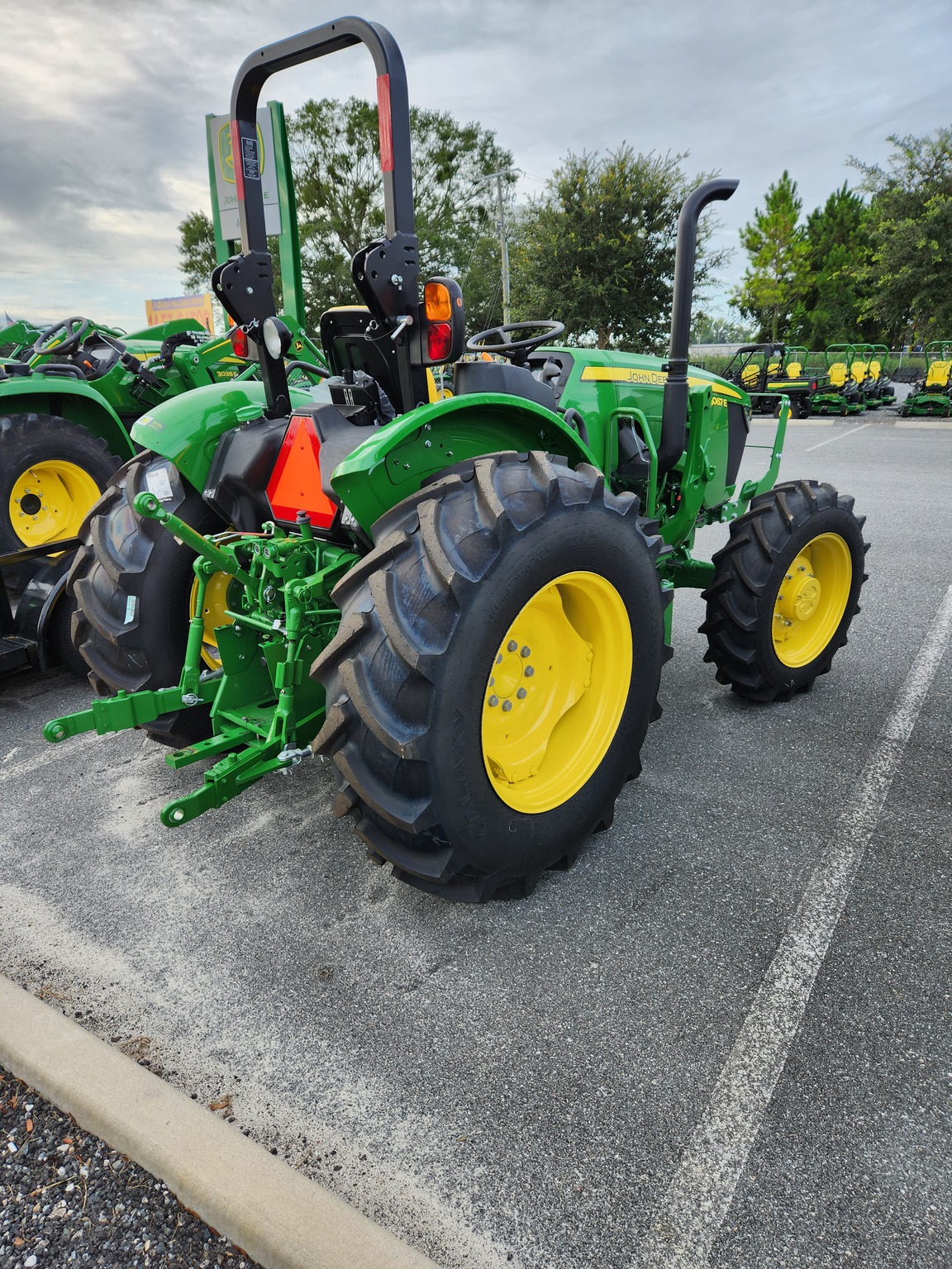 2023 John Deere 5067E Image 3