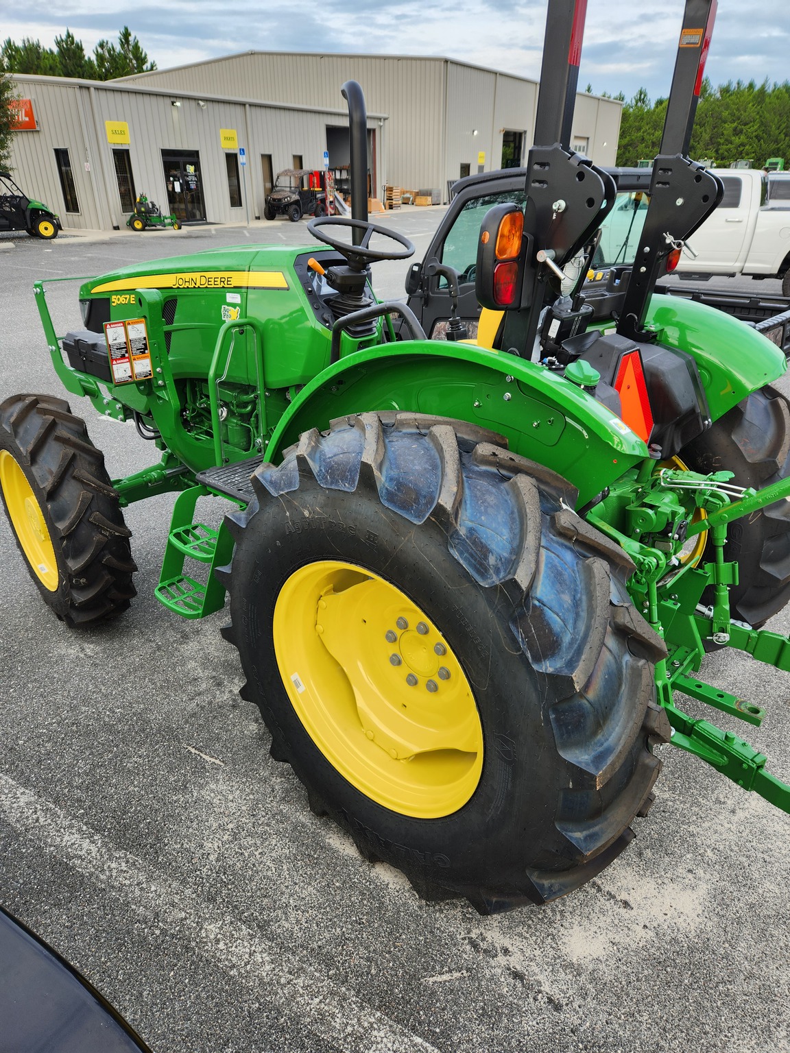 2023 John Deere 5067E Image 4