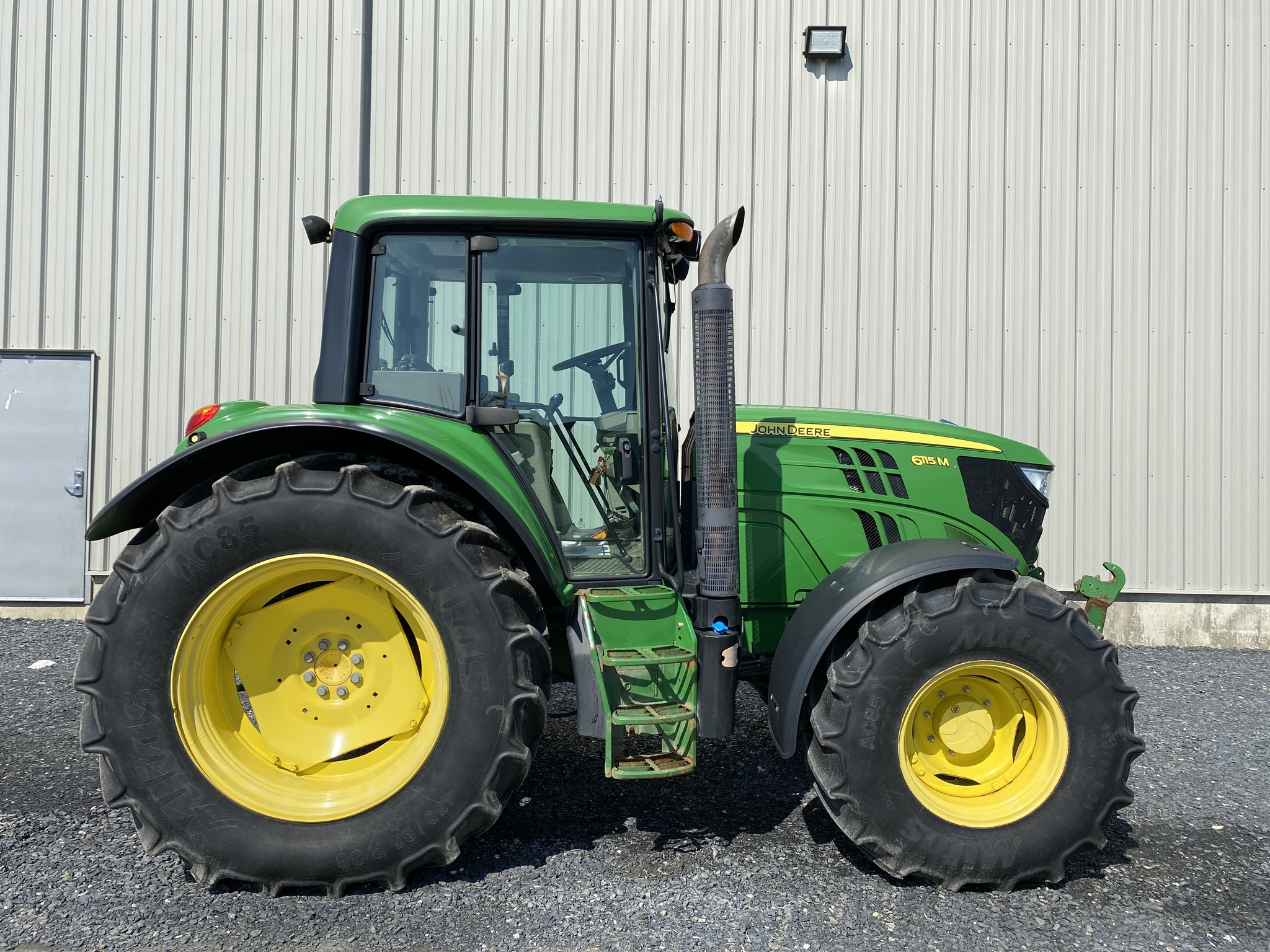 2015 John Deere 6115M Image 3