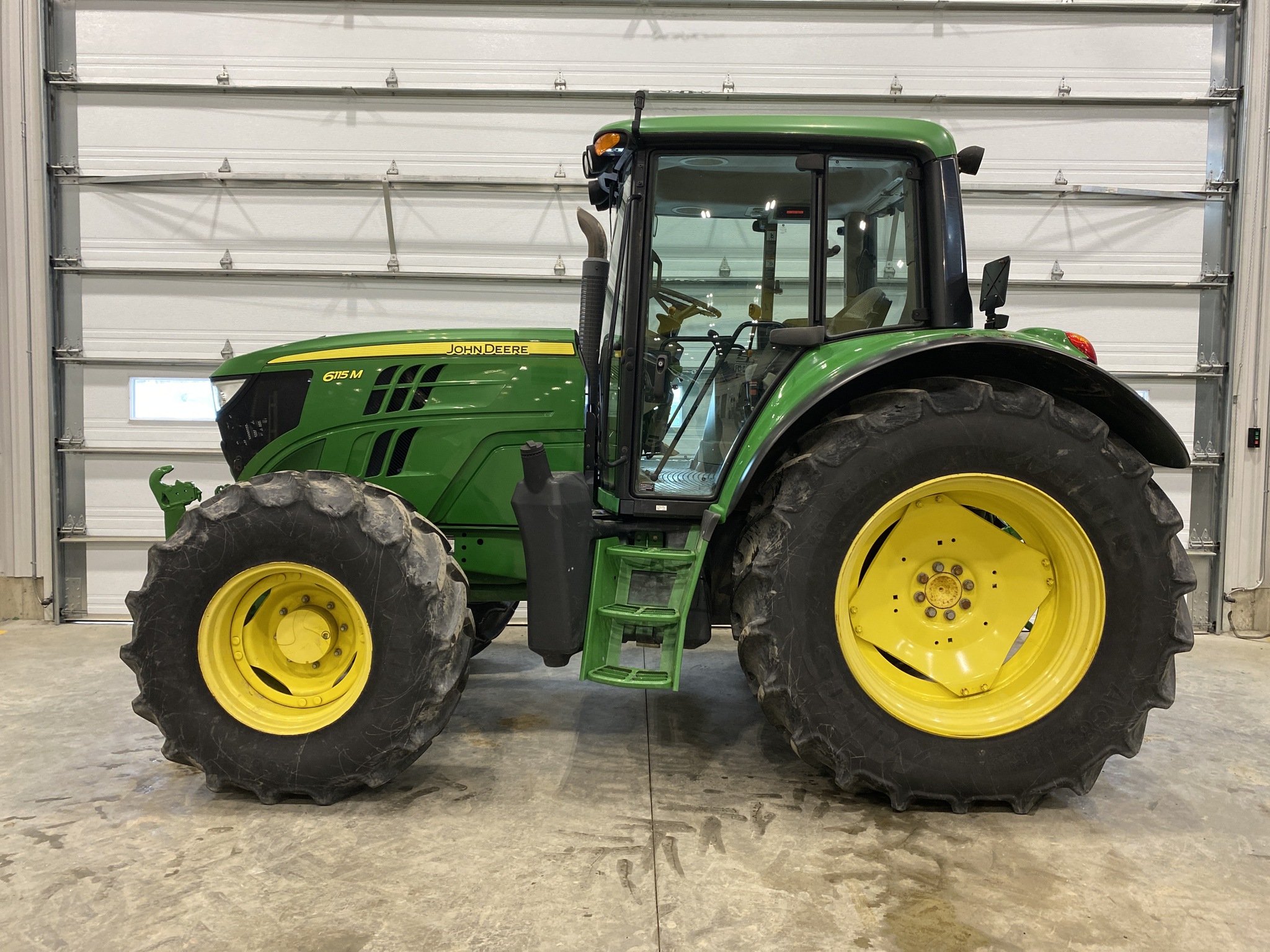 2015 John Deere 6115M Image 2