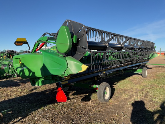 Used 2024 John Deere RD30F Combine Platforms at Horizon Ag & Turf in Westlock, AB - Photo2