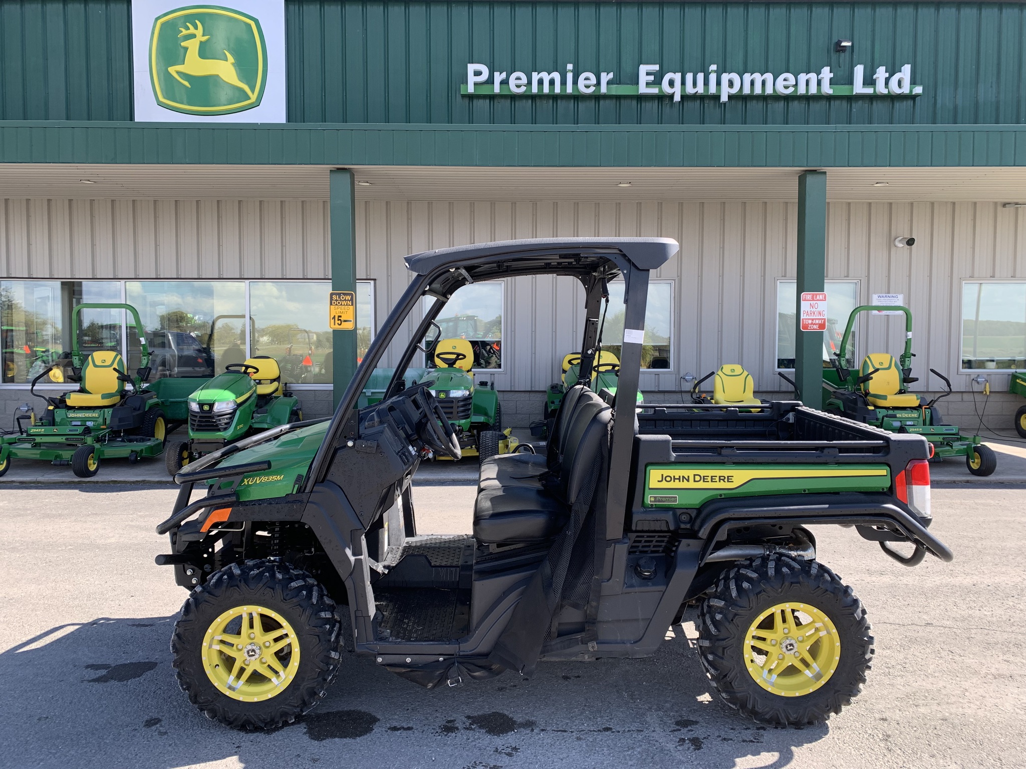 2023 John Deere XUV 835M Image 1